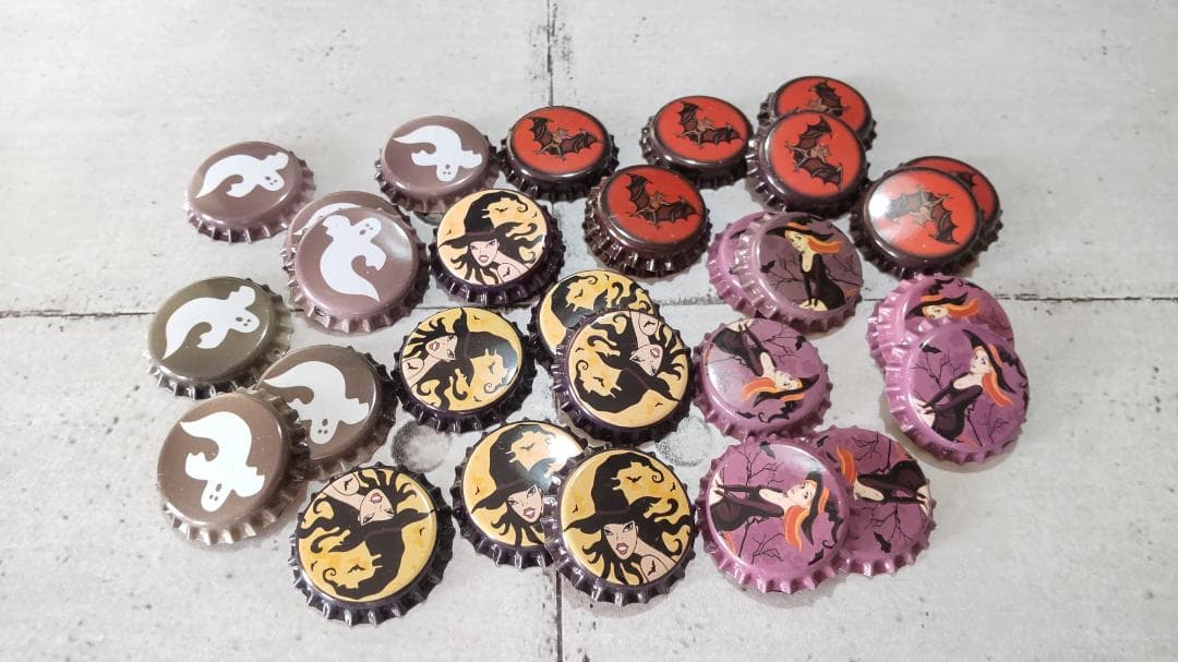 ♛ハロウィーンデザインの王冠まとめ売りです。♛合計401個