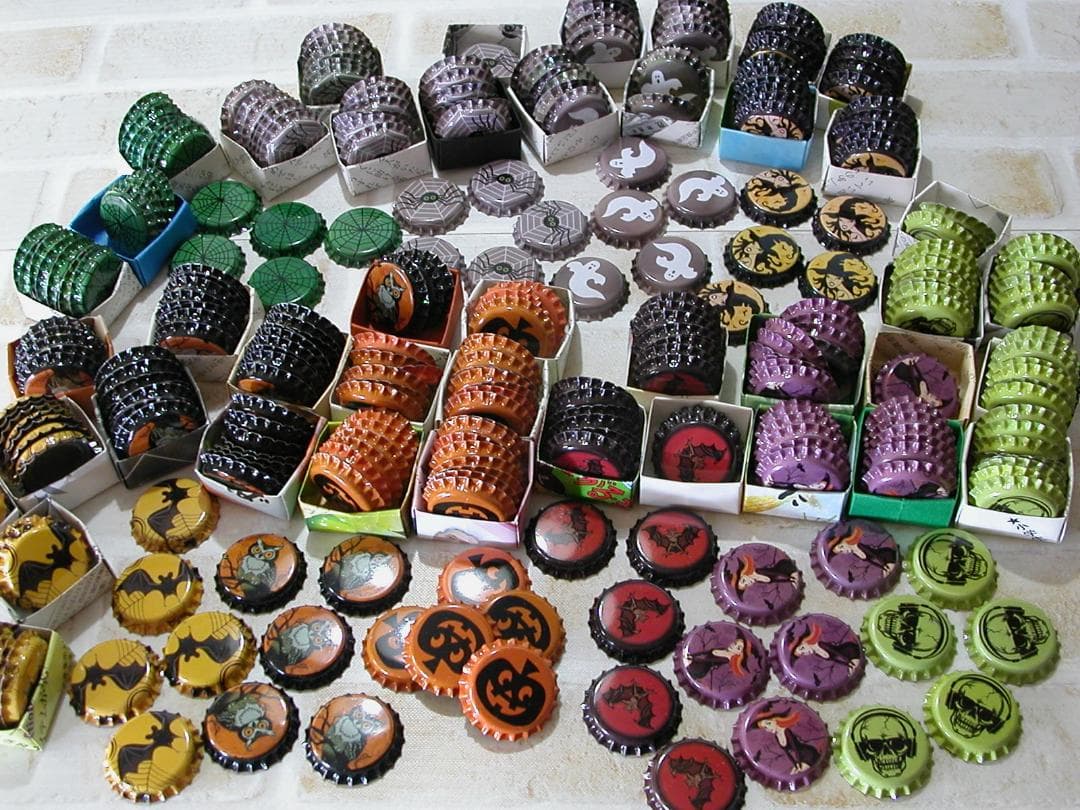 ♛ハロウィーンデザインの王冠まとめ売りです。♛合計401個