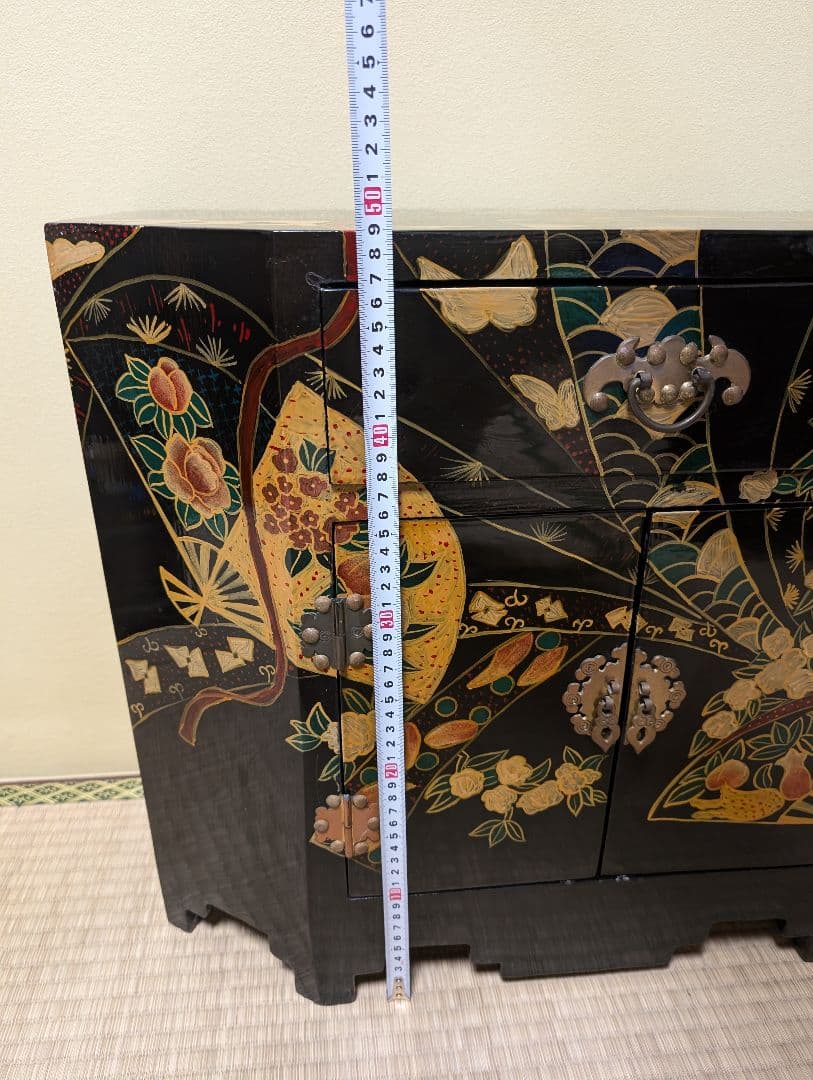 送料込み　黒漆塗りの花鳥風月タンス　キャビネット