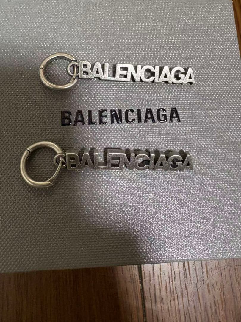 BALENCIAGA ロゴ ピアス シルバーカラー 箱付き