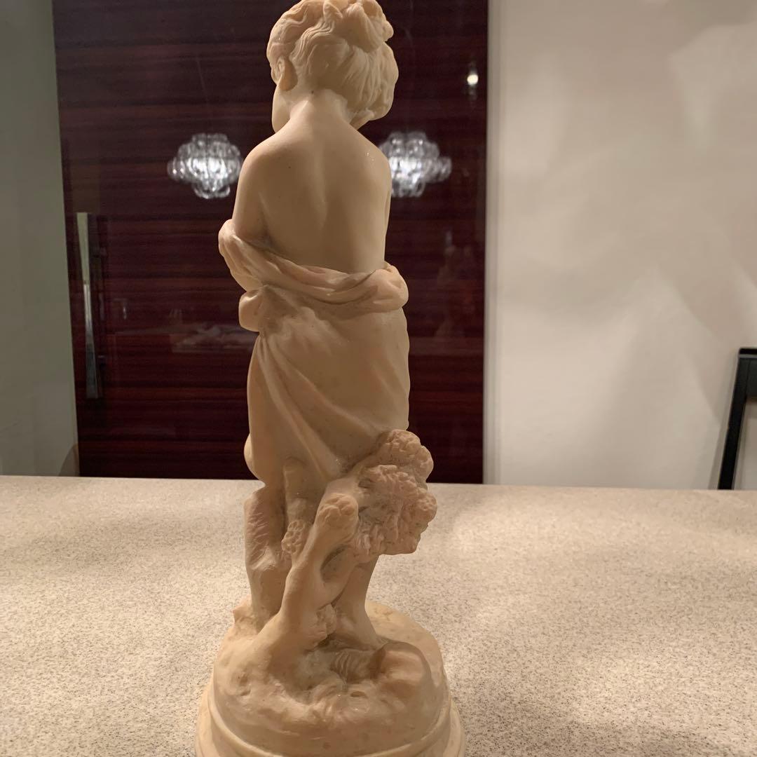 鳥を抱える子供