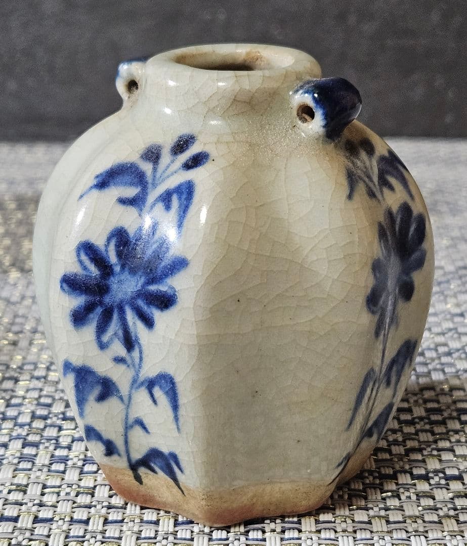 中国古陶磁器　中国古美術　青華　染付 草花の図　八面取り　双耳　花入れ　振り出し