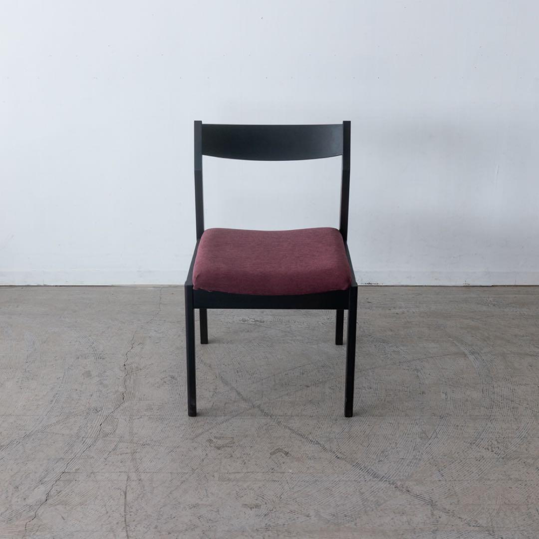 シンプルな黒とワインレッドのダイニングチェア