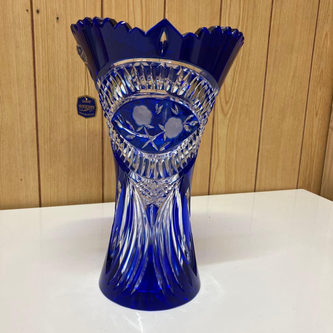 ESV034 【未使用】KAMAYチェコ製ボヘミアグラス、青被せハンドカット花瓶