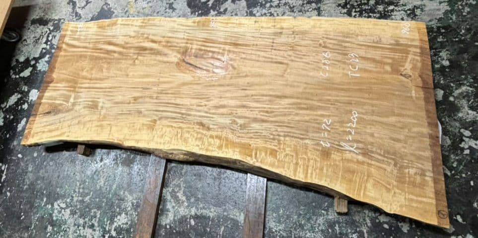 特別価格今週末まで　栃　一枚板　ダイニング　テーブル　杢　トチ