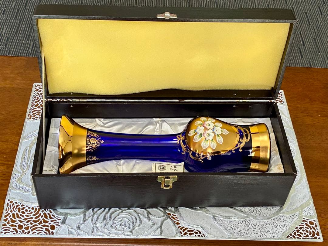 ボヘミアグラス 青色花瓶 金色装飾付き