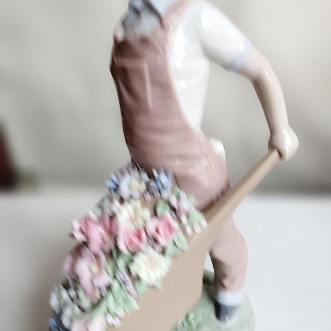 陶器製 子供の像 花手押し車