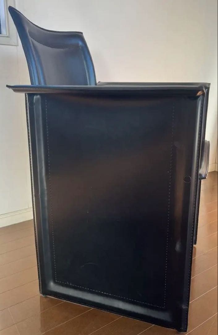 黒いアームチェア レザー モダンデザイン
