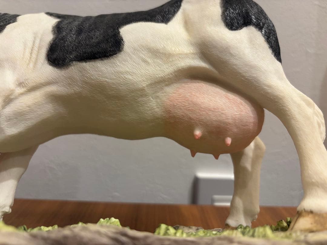 【希少】リアルな牛の置物　フィギュア　ホルスタイン