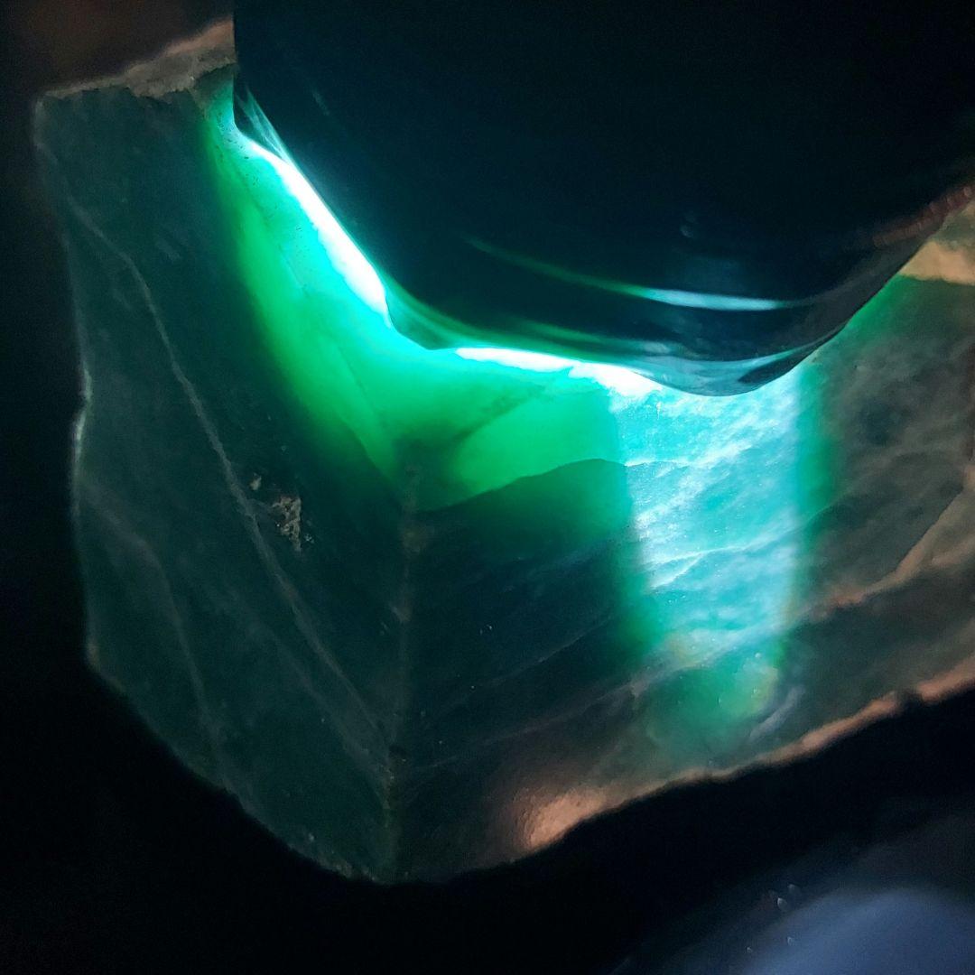 大きく綺麗でカッコイイ！インド翡翠 アベンチュリン 原石 半面磨き 124