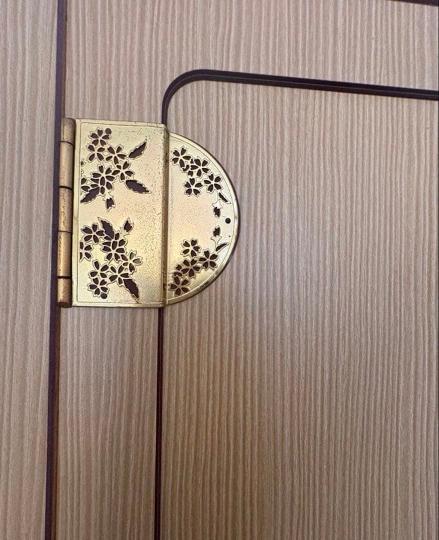 桐ダンス（開戸裏にミラー付き・右扉は両開き・上段に収納箇所があり）