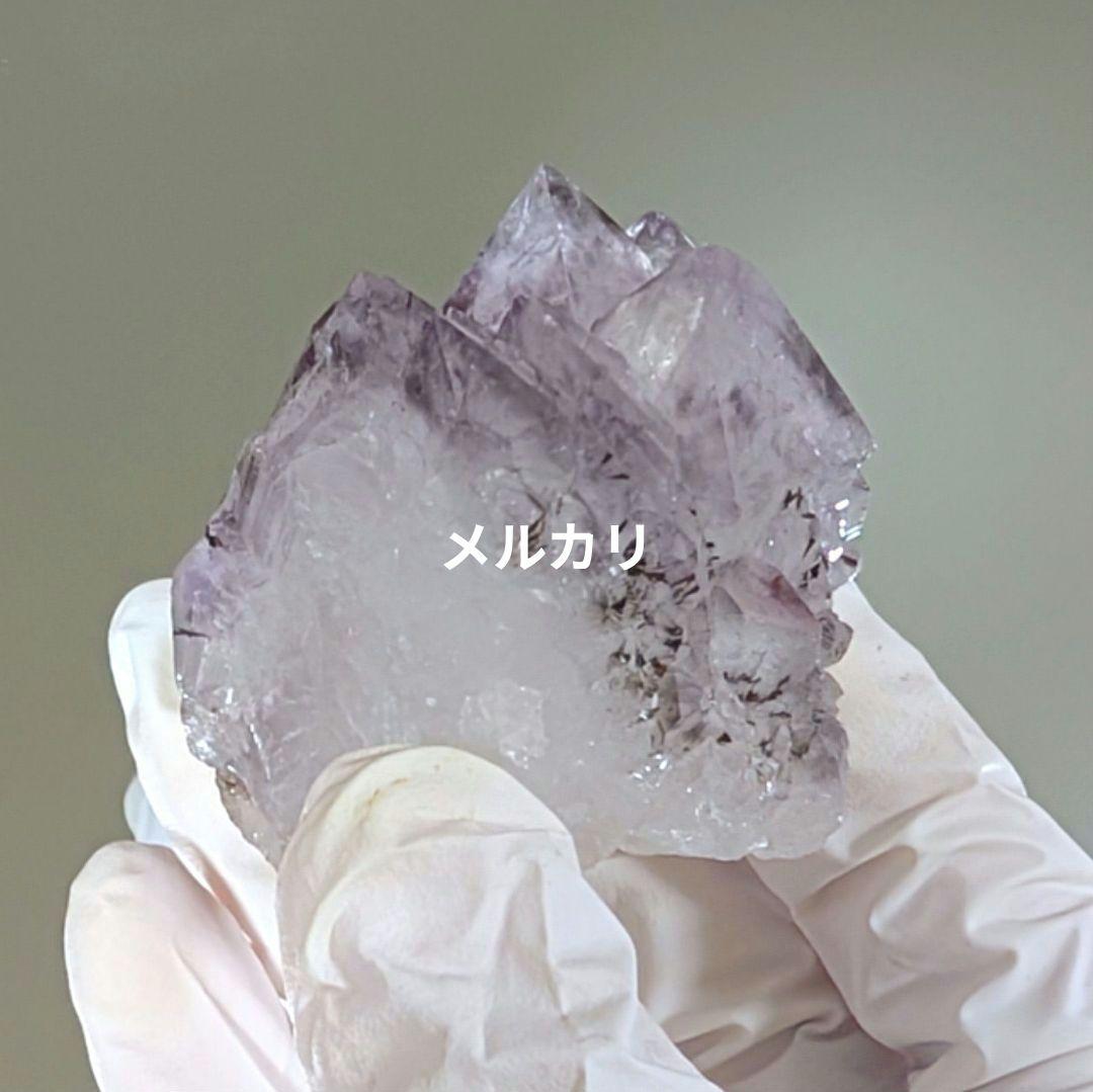 特徴的なアメジスト原石（扇形状内包物入り）