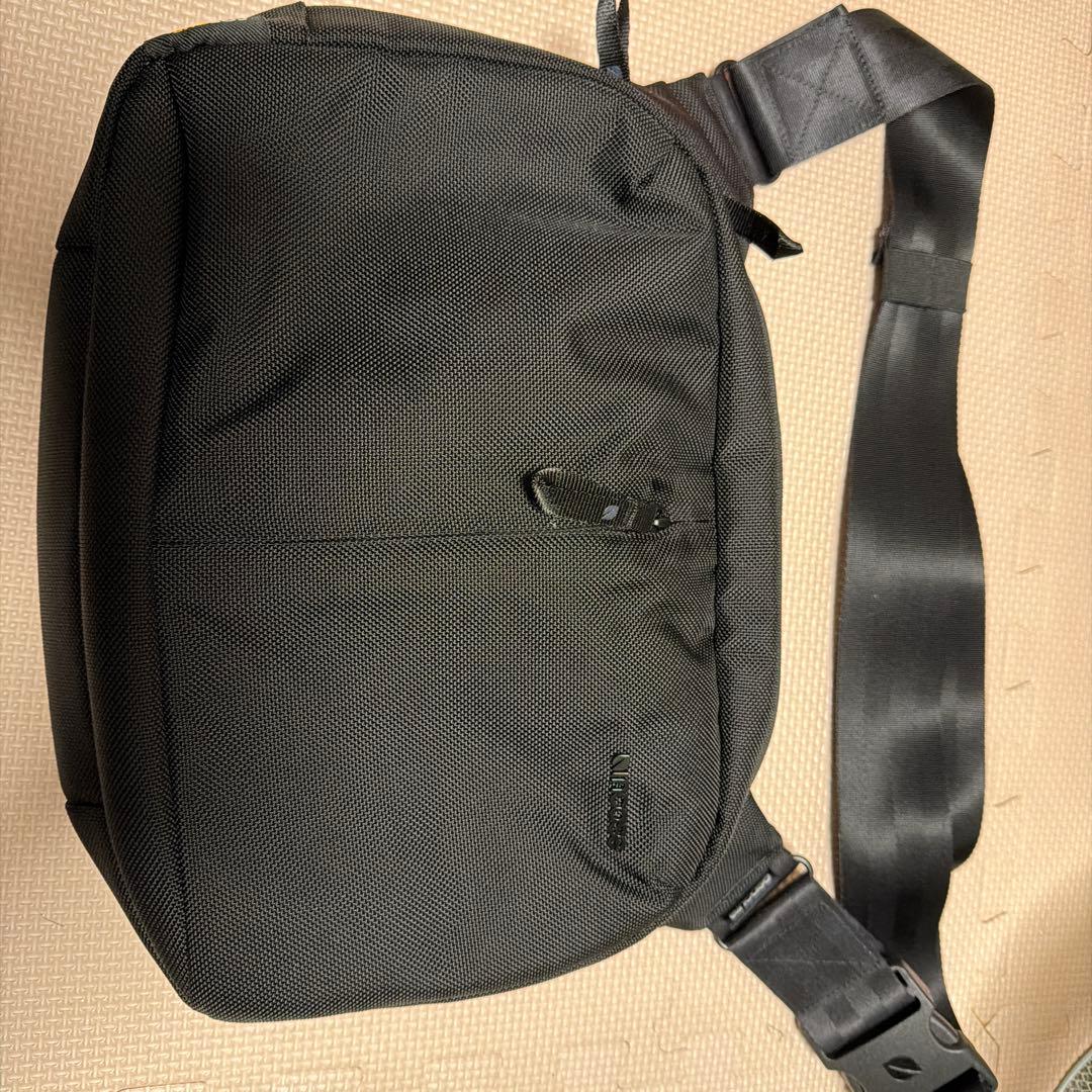 バッグ Incase Tracks Sling