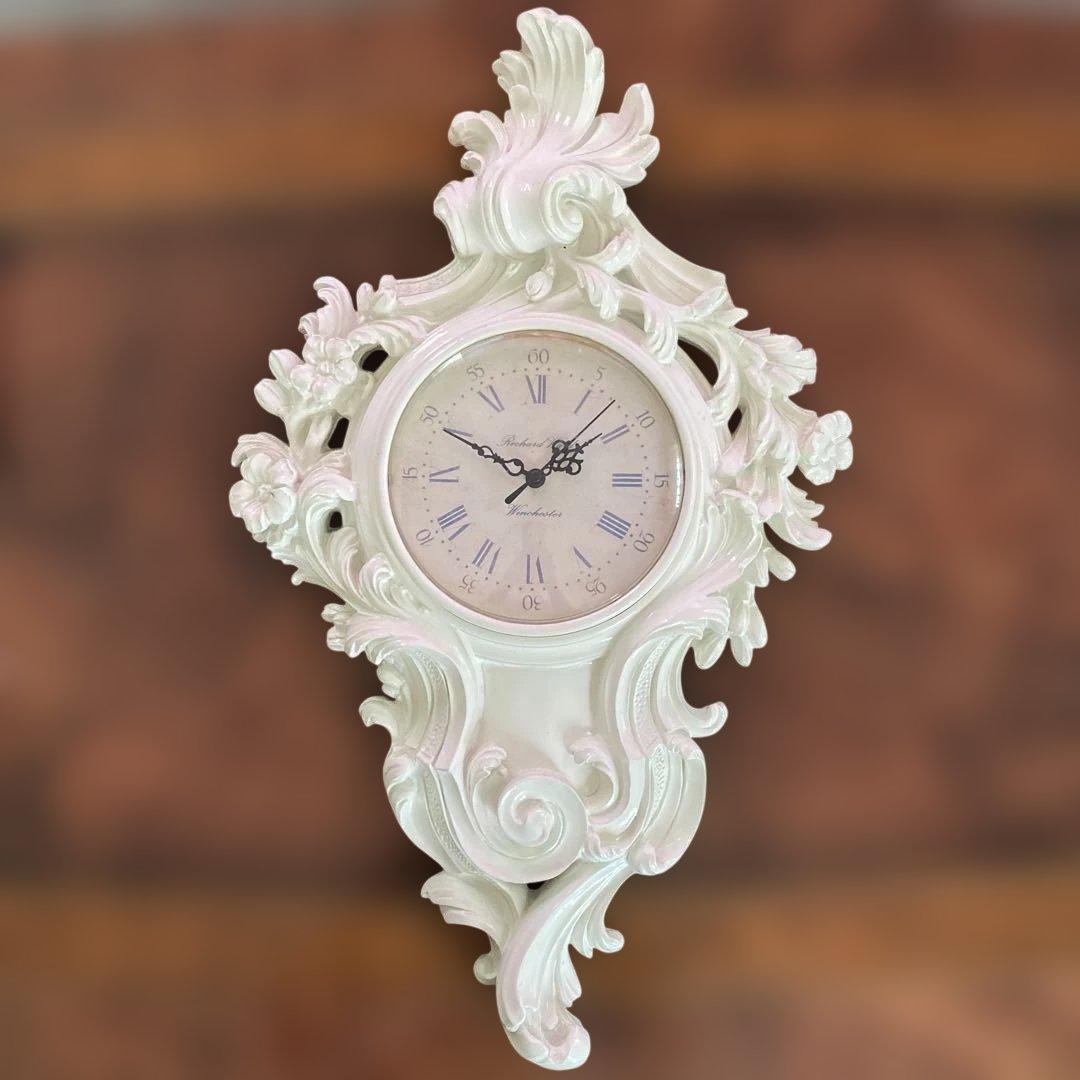 装飾的な白い掛時計