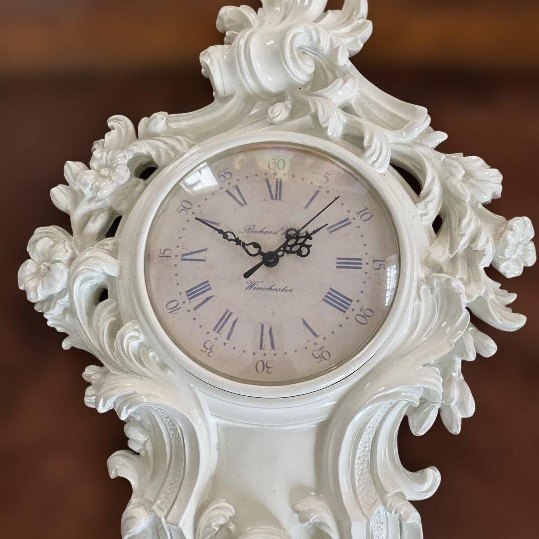 装飾的な白い掛時計