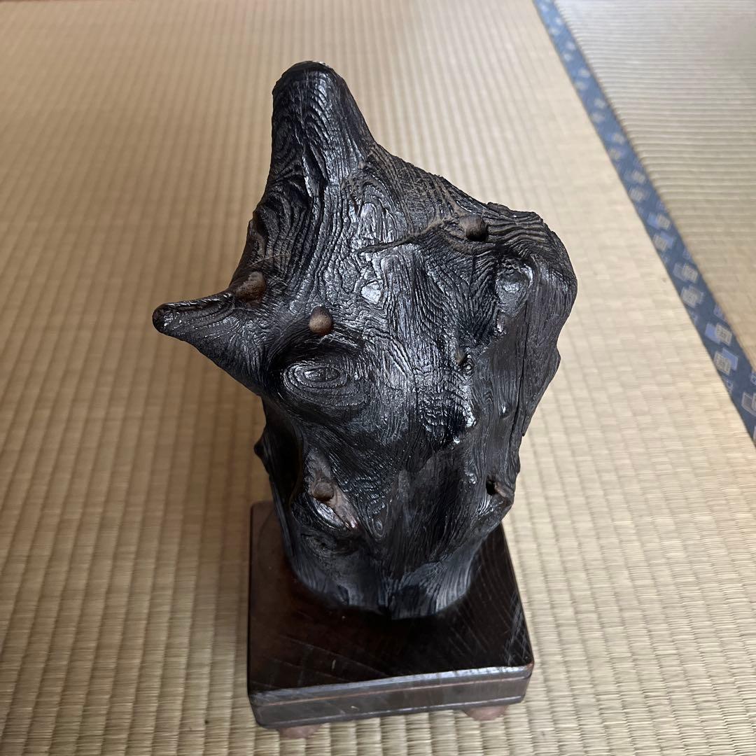 黒い木製の抽象彫刻