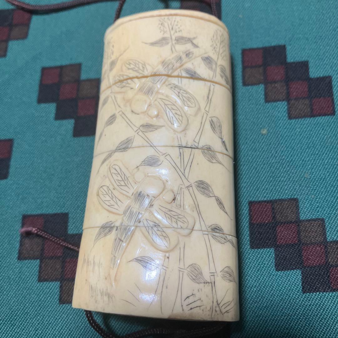旧家蔵出し品　骨細工　印籠 花にトンボ　浮き彫り　彫刻　薬入