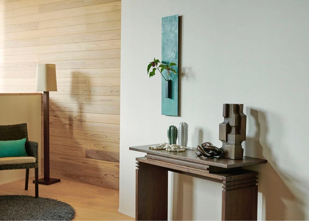 高岡銅器 on the wall 花緑青(はなろくしょう)