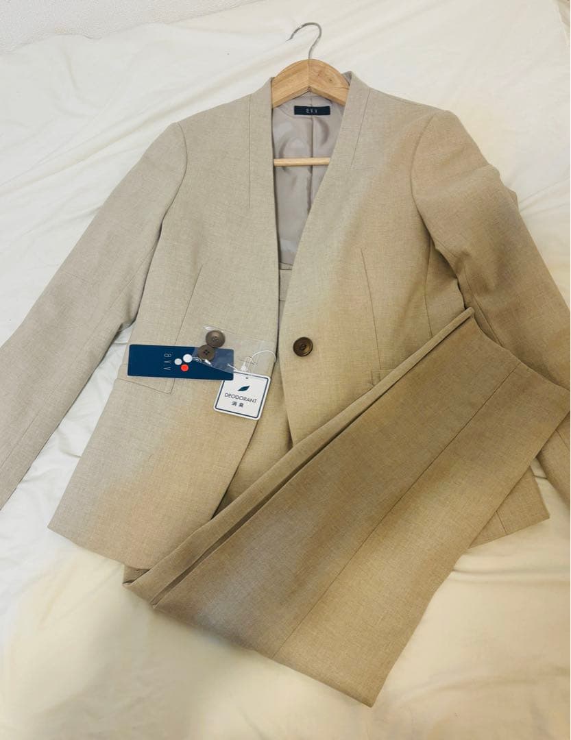 【新品未使用】a.v.v MANTECOイタリア製ベージュ パンツスーツSサイズ