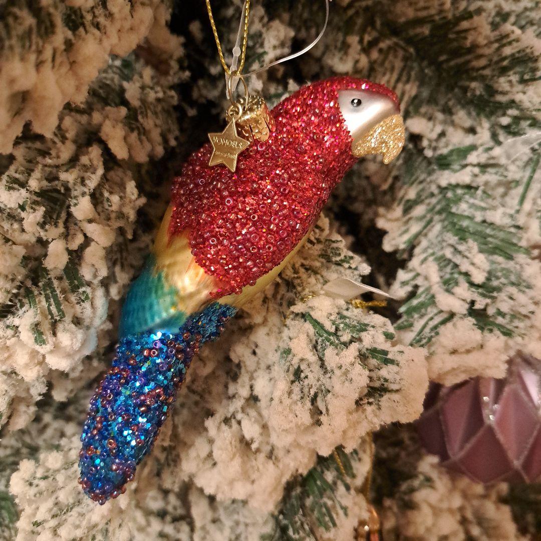 ガラス製のビーズがあしらわれたオウムのクリスマスオーナメント