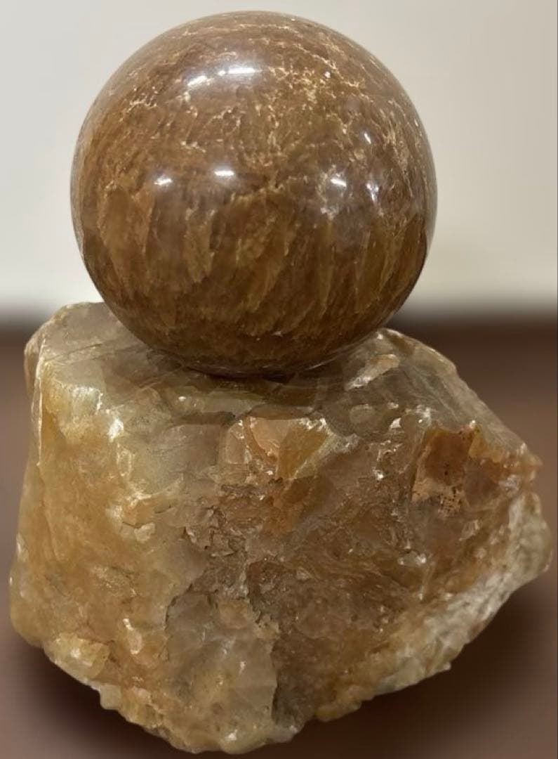 天然石 ハニーカルサイト 丸玉 原石台座付き｜イエローカルサイト スフィア