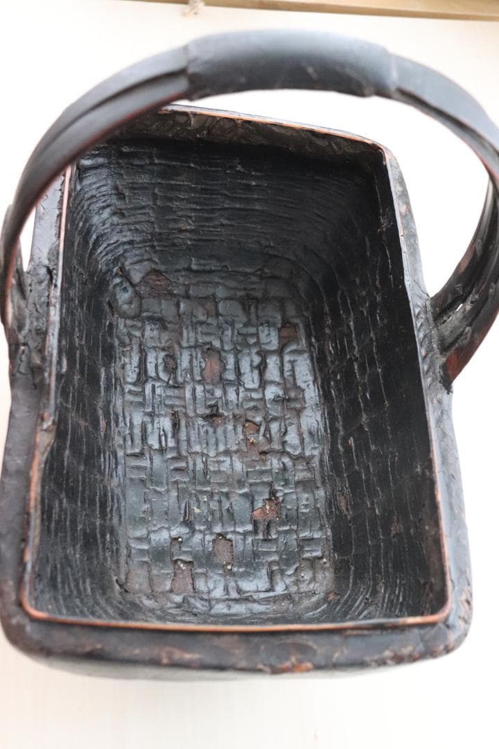 香港の骨董店で出逢った古い漆塗りのバスケット