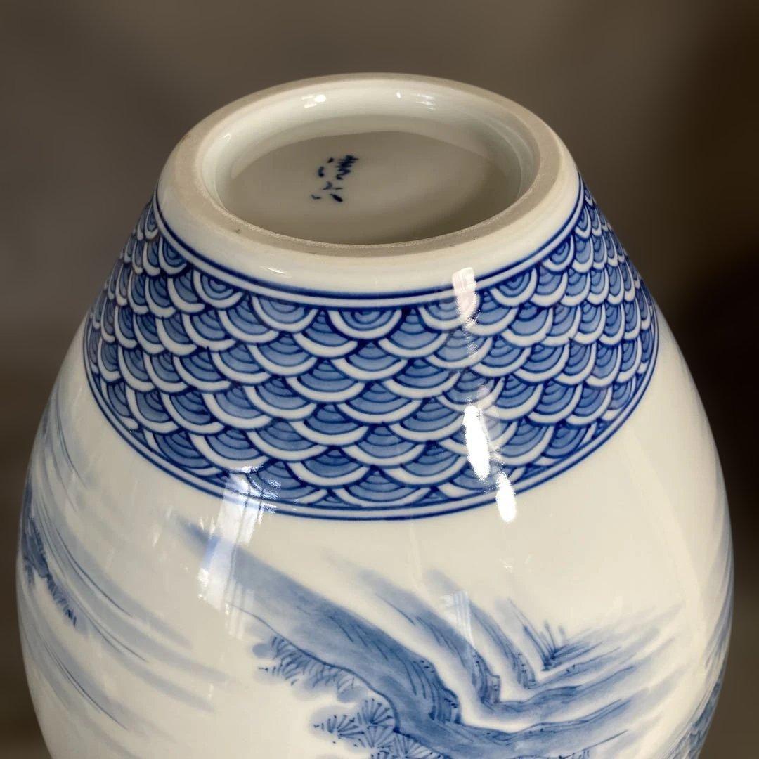 【中村清六】白磁の伝統　重要無形文化財　中村清六作　染付細密山水四海波文　花瓶