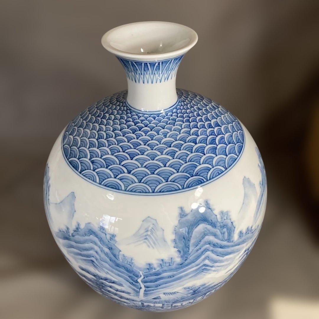 【中村清六】白磁の伝統　重要無形文化財　中村清六作　染付細密山水四海波文　花瓶