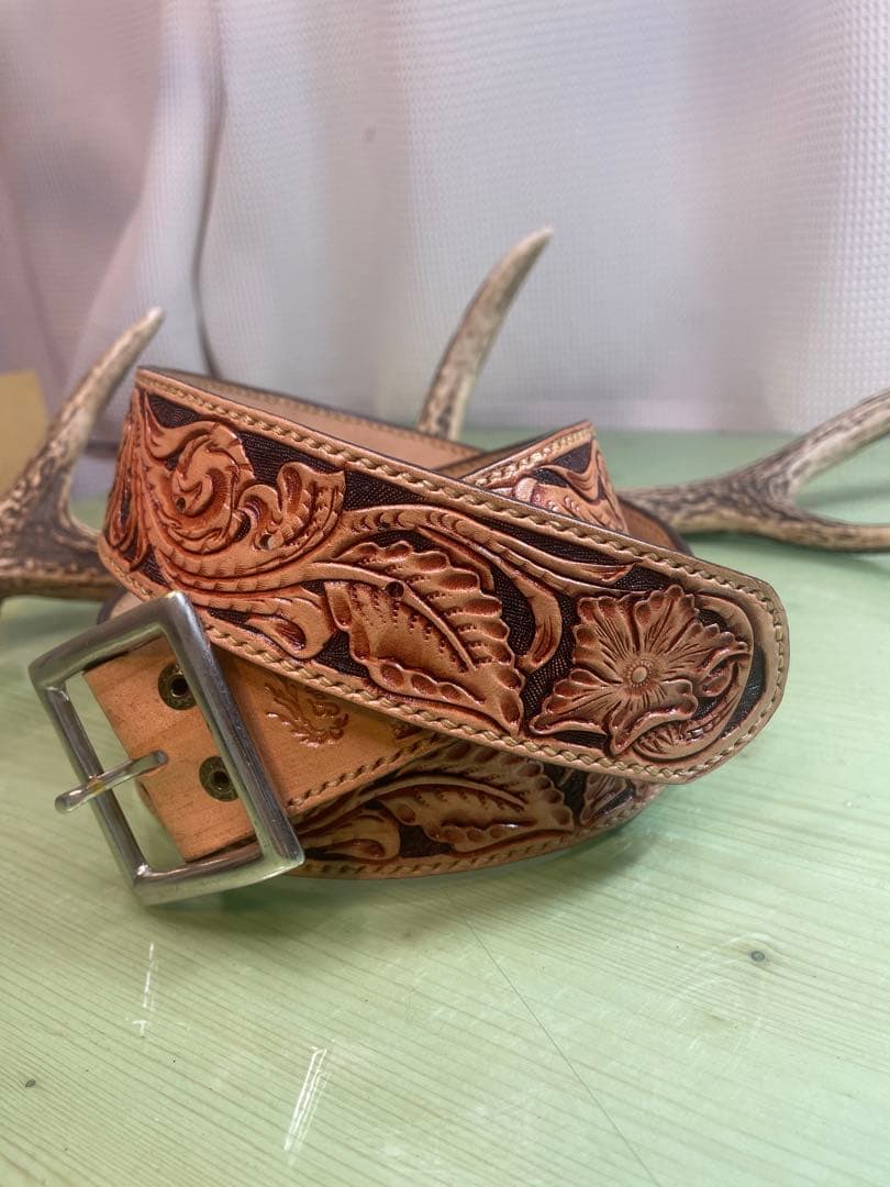 レザー製花柄彫刻ベルト