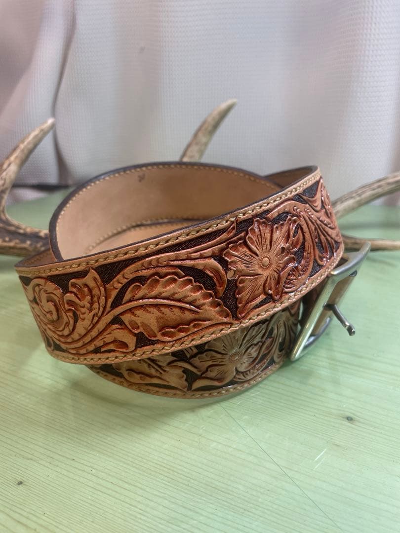 レザー製花柄彫刻ベルト