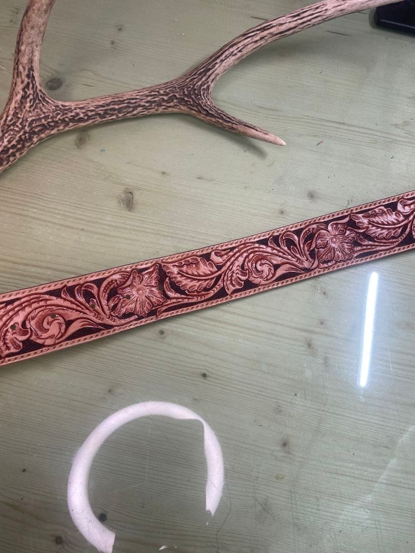 レザー製花柄彫刻ベルト