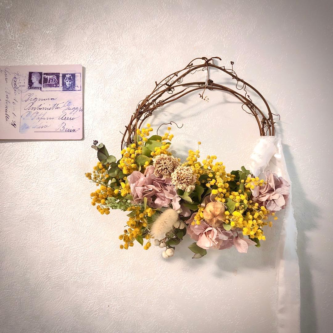 春の訪れ　パールアカシアのハーフリース　ピンクの紫陽花とともに　母の日