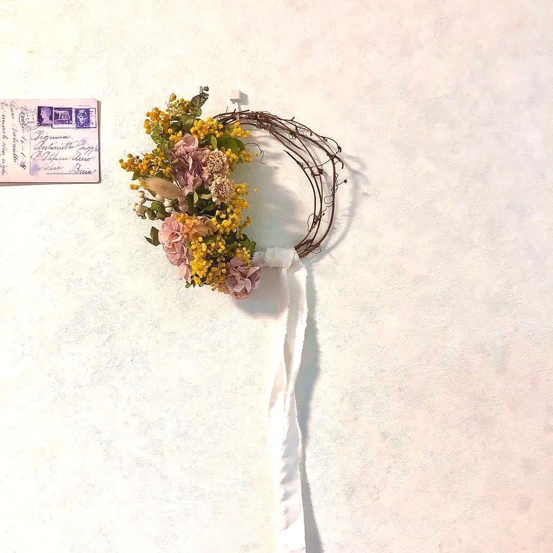 春の訪れ　パールアカシアのハーフリース　ピンクの紫陽花とともに　母の日