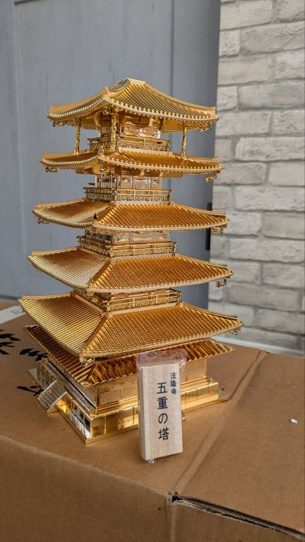 【新品】金色の五重の塔 置物 約20cm