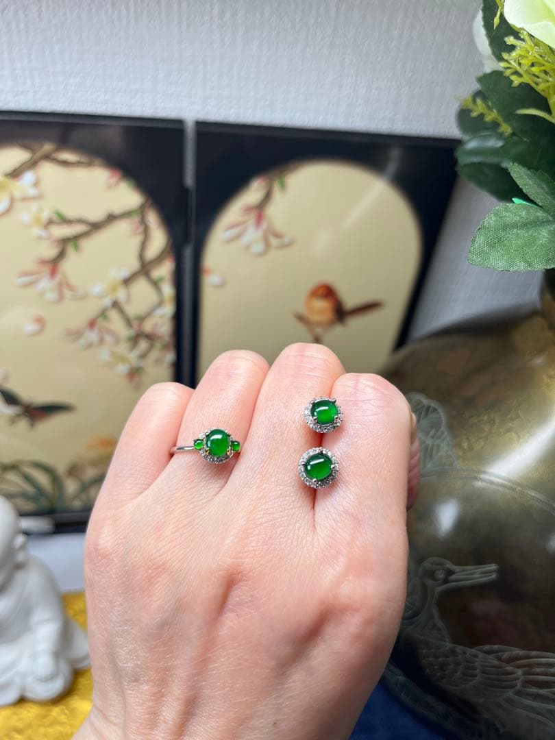 新入荷❣️天然本翡翠ロウカン質翡翠・色が極めて満氷陽緑ピアス　鑑定書付き