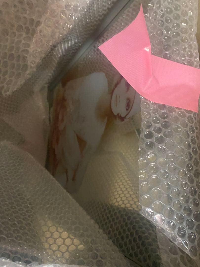 女性の絵が描かれた鏡