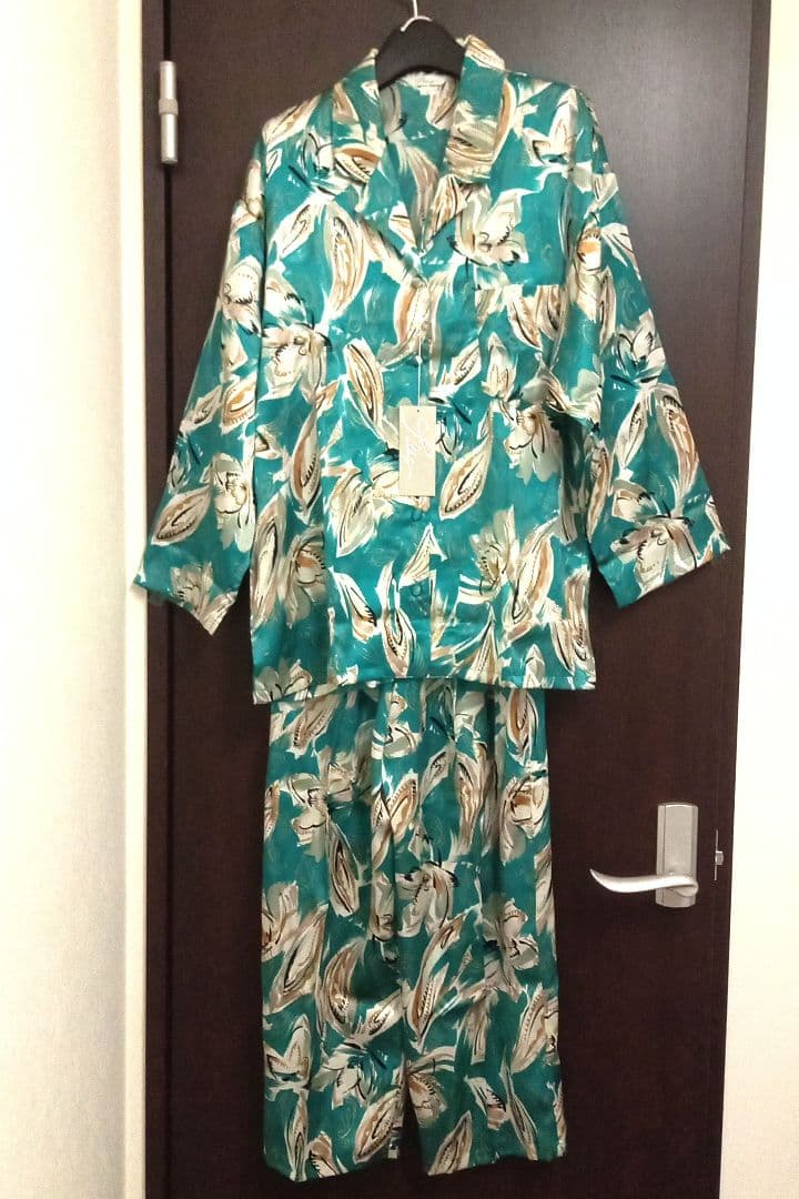 ワコール　シルク100%　パジャマ　Mサイズ　日本製　希少　カラー/柄