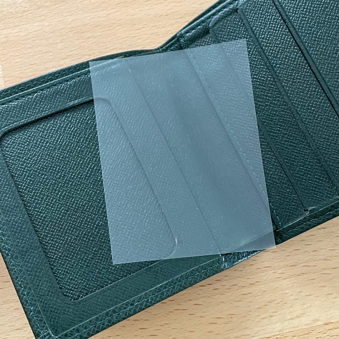 ルイヴィトン　タイガレザー　エピセア　深緑　二つ折り財布　札入れ　グリーン
