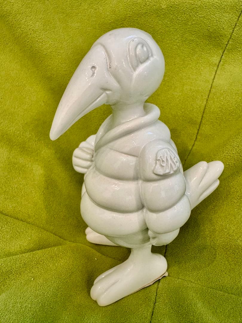 モンクレール白い陶器製の鳥の彫刻