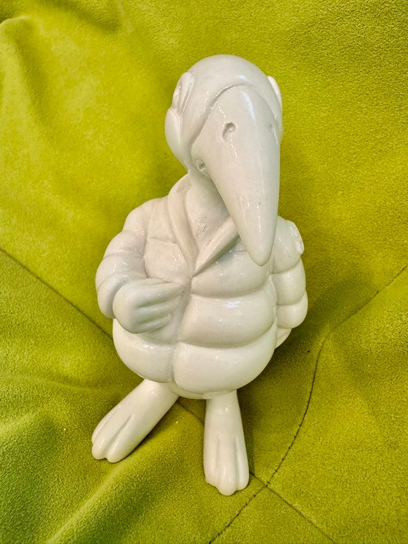 モンクレール白い陶器製の鳥の彫刻