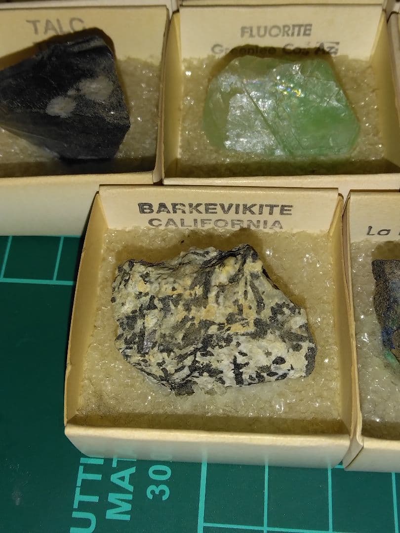 世界の鉱物標本セット　鉱物　鉱石　宝石　天然石　石　28点