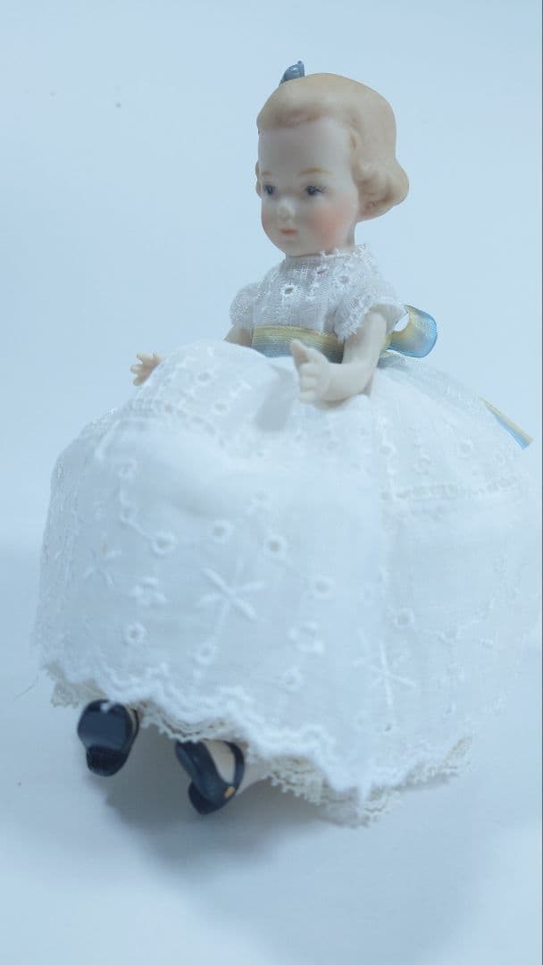 青いリボンのドールのピンクッション