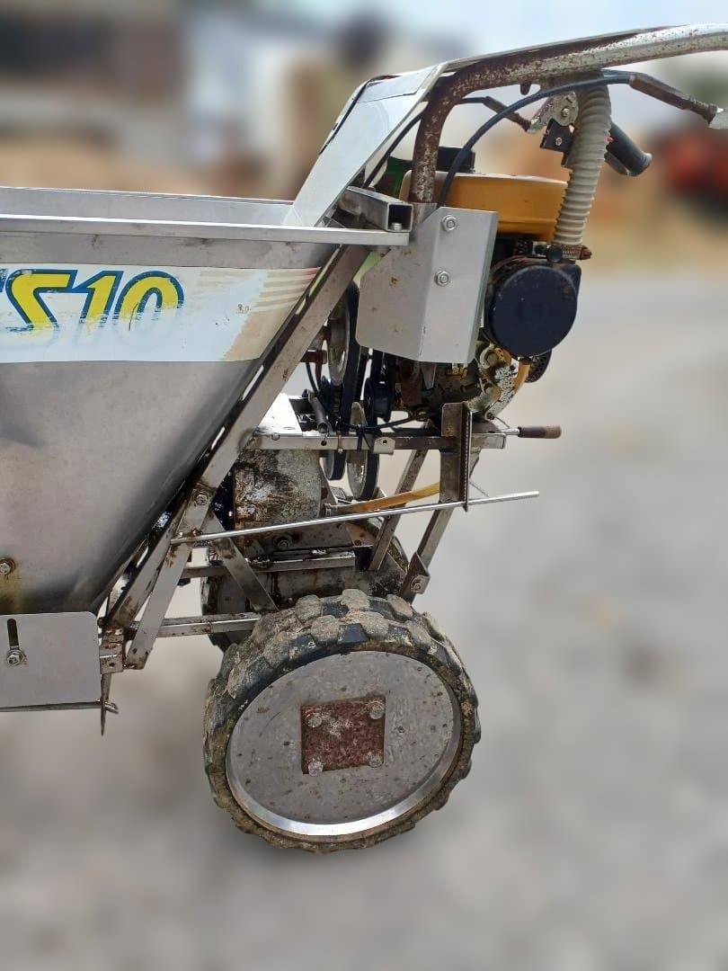 鹿児島　自走肥料散布機　KAWASAKIカワサキ　FS10