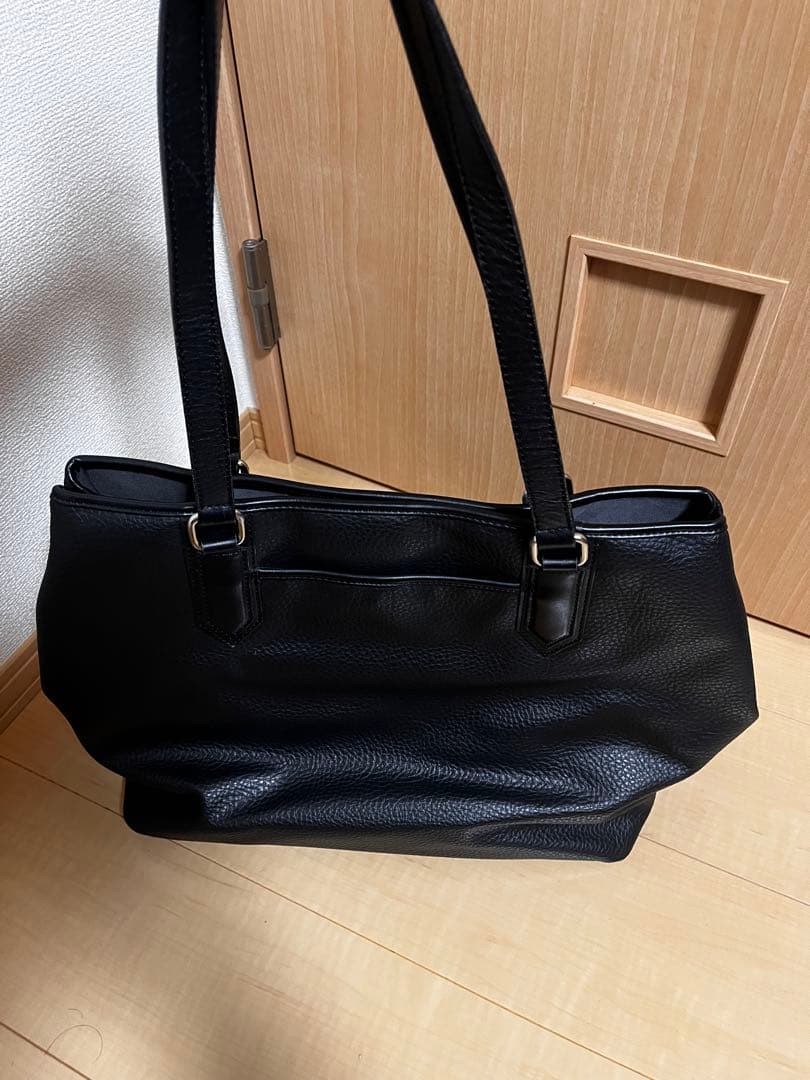 黒のシンプルなトートバッグ