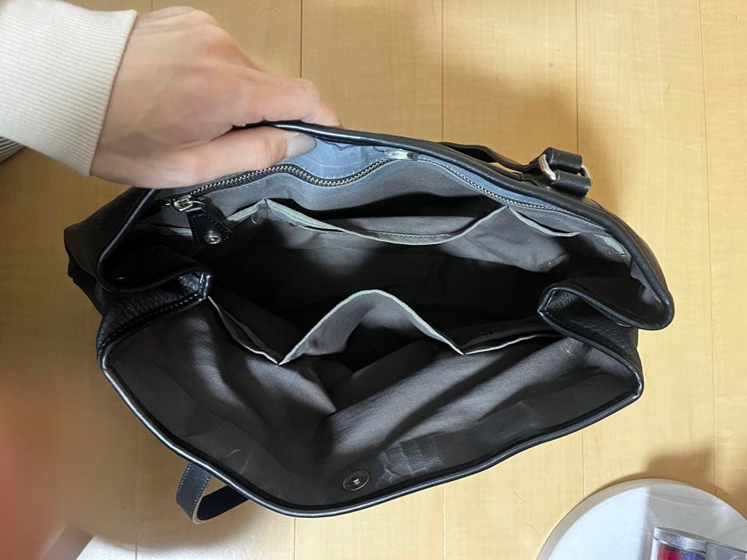 黒のシンプルなトートバッグ