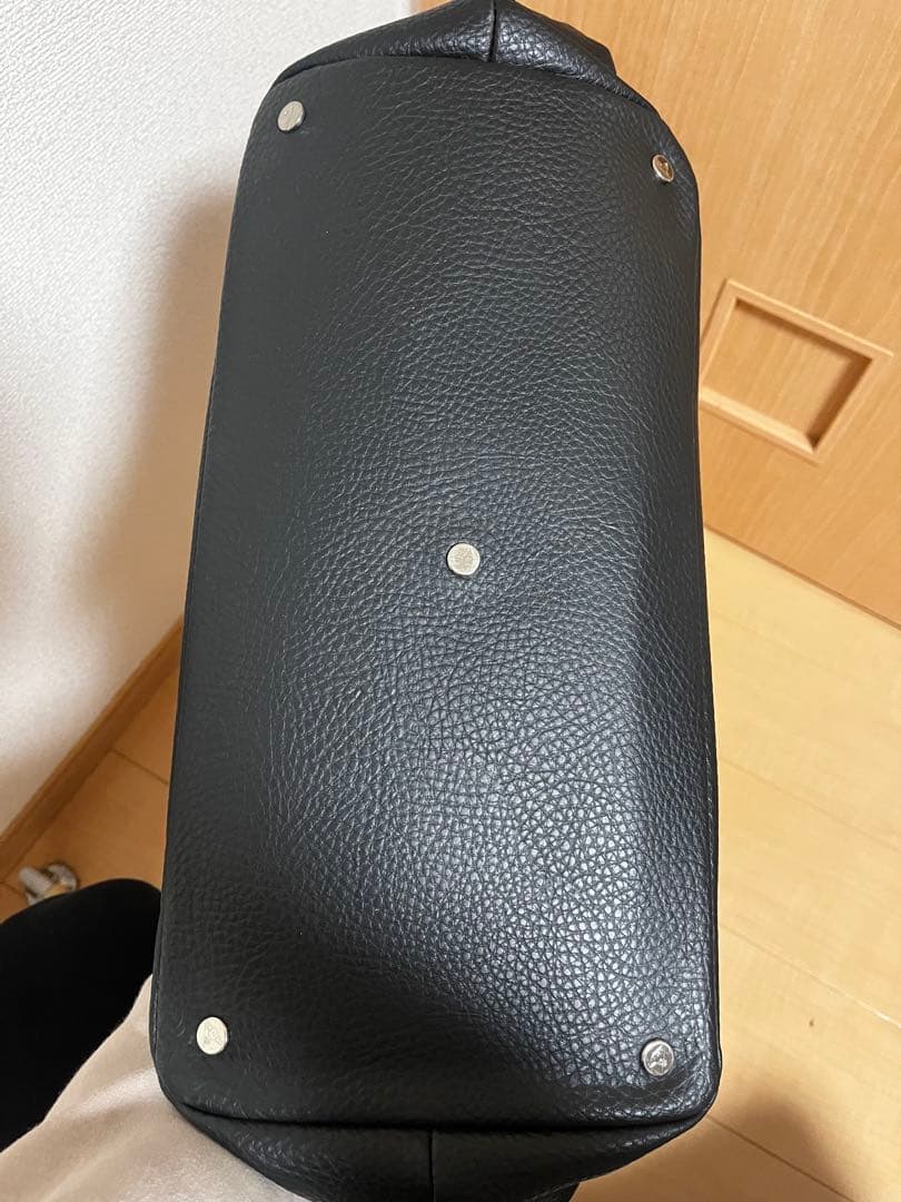 黒のシンプルなトートバッグ