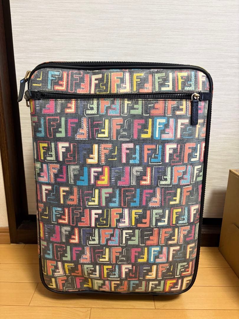 Fendi カラフル ロゴ キャリーケース 中型