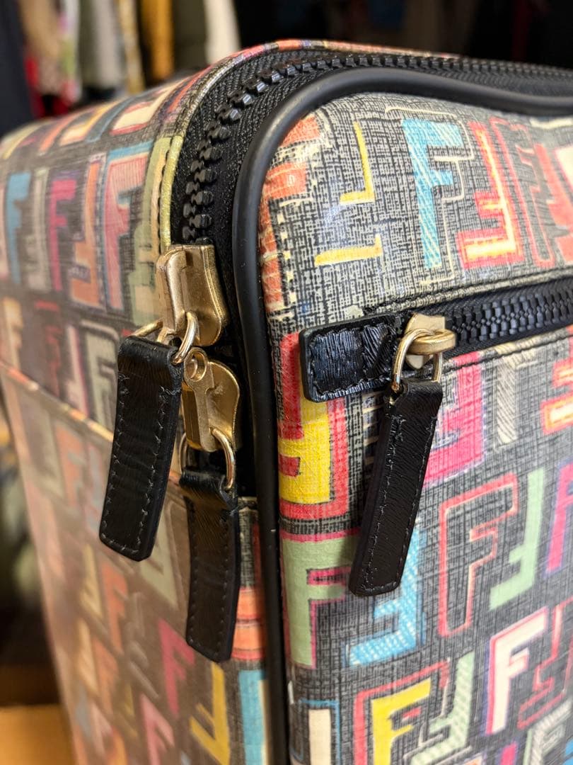 Fendi カラフル ロゴ キャリーケース 中型