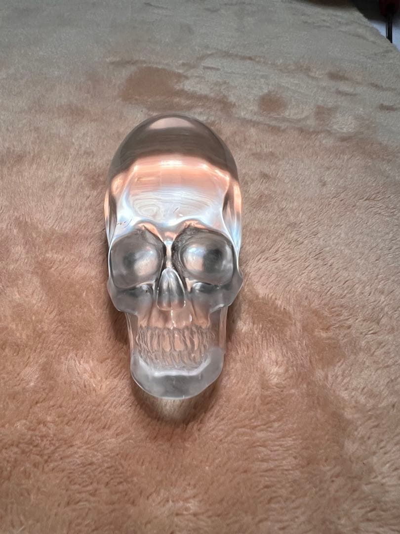 天然水晶の手彫り宇宙人の頭蓋骨