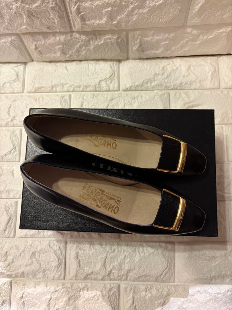 #サルバトーレフェラガモレザー ブラック パンプス 金具付きリボン#23cm